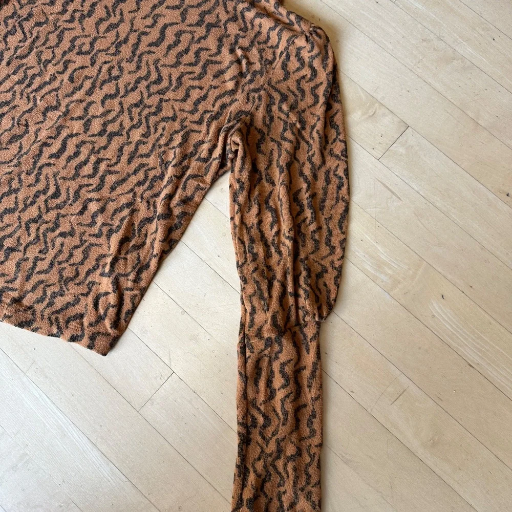 Anthropologie Puff sleeve turtleneck top, S,  CB2439 - Picture 3 of 4